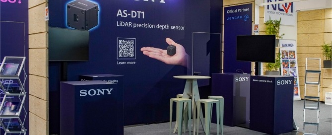 Systemstand Sony auf der automatica 2025, Stehpult, Stehtisch und Großflächengrafik