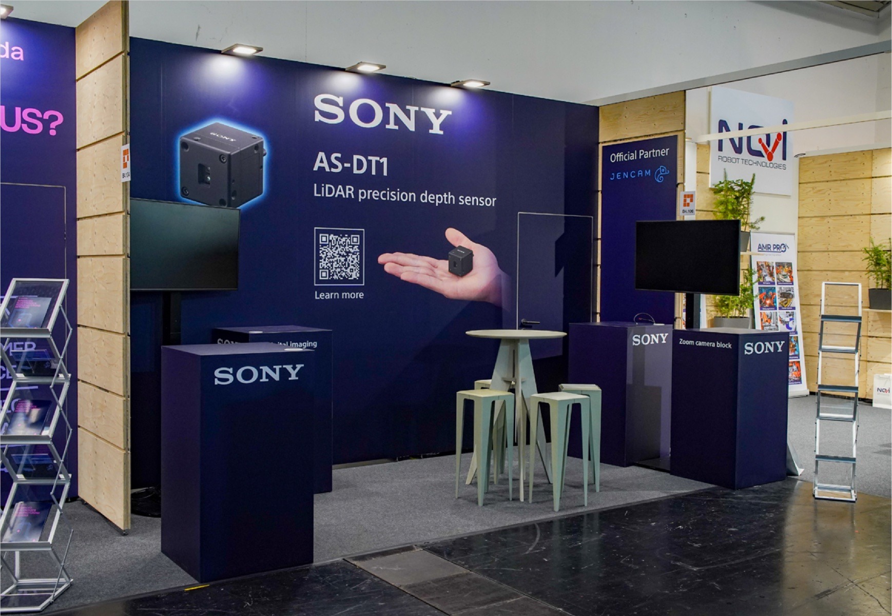 Systemstand Sony auf der automatica 2025, Stehpult, Stehtisch und Großflächengrafik