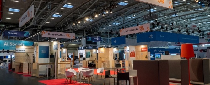 Startupfläche auf der automatica München 2023, im Vordergrund Loungebereich