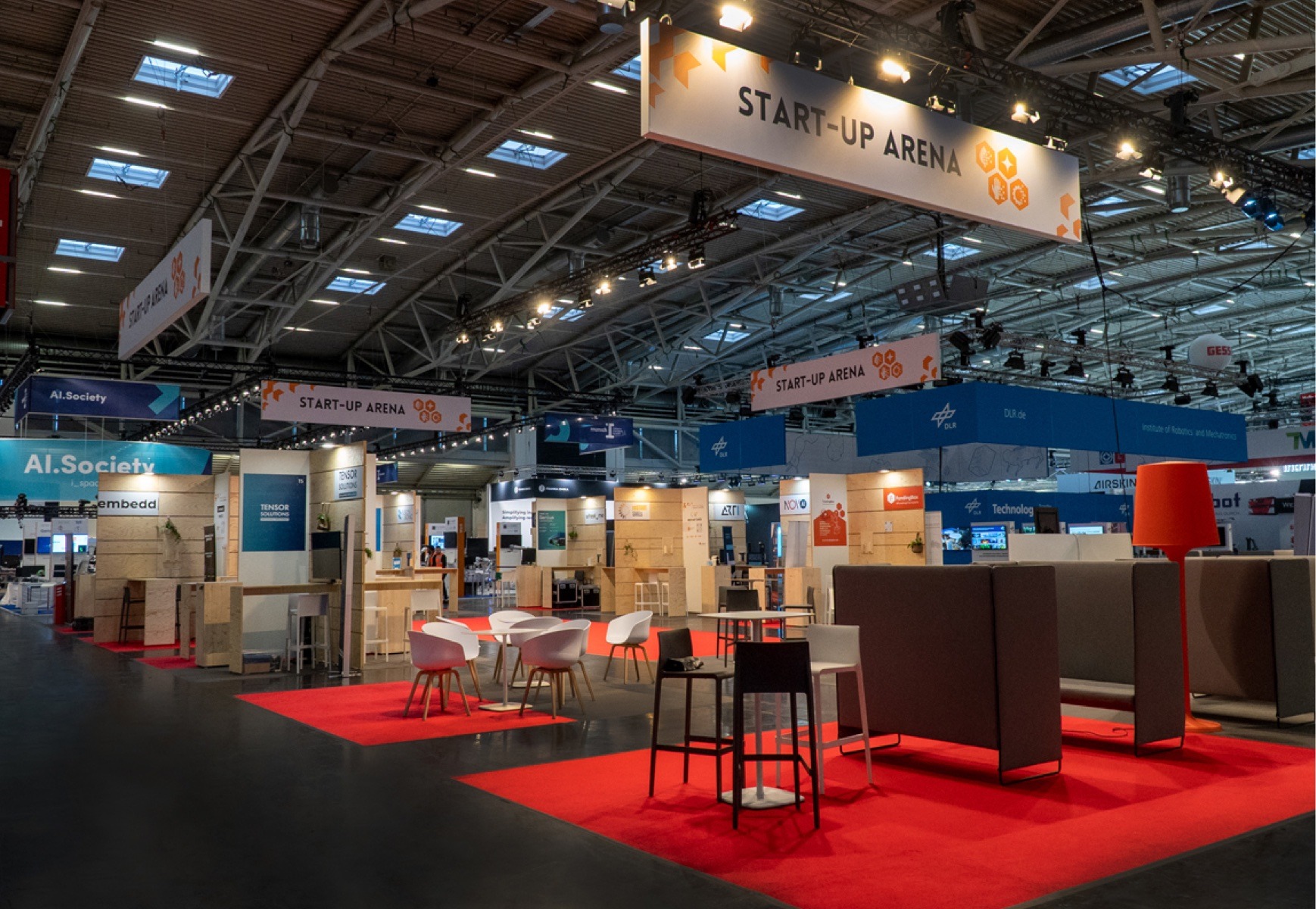 Startupfläche auf der automatica München 2023, im Vordergrund Loungebereich