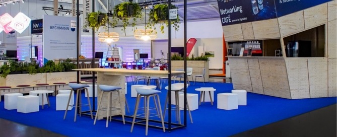 Gastrofläche für die digitalBAU 2023, Sitzbereich mit abgehängten Pflanzen, Tiny Coffee House
