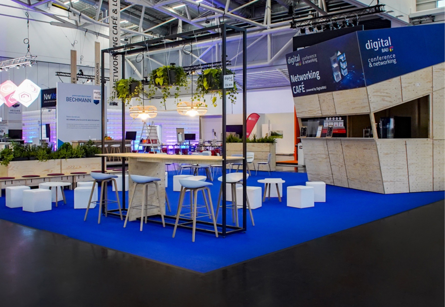 Gastrofläche für die digitalBAU 2023, Sitzbereich mit abgehängten Pflanzen, Tiny Coffee House