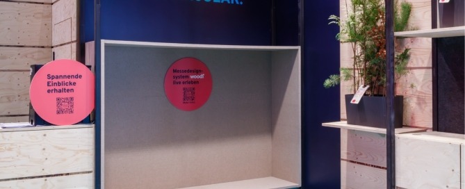 Systemstand meplan und woodï auf der Euroshop 2026, Großflächengrafiken, Sitznische, Bubbles mit Informationen
