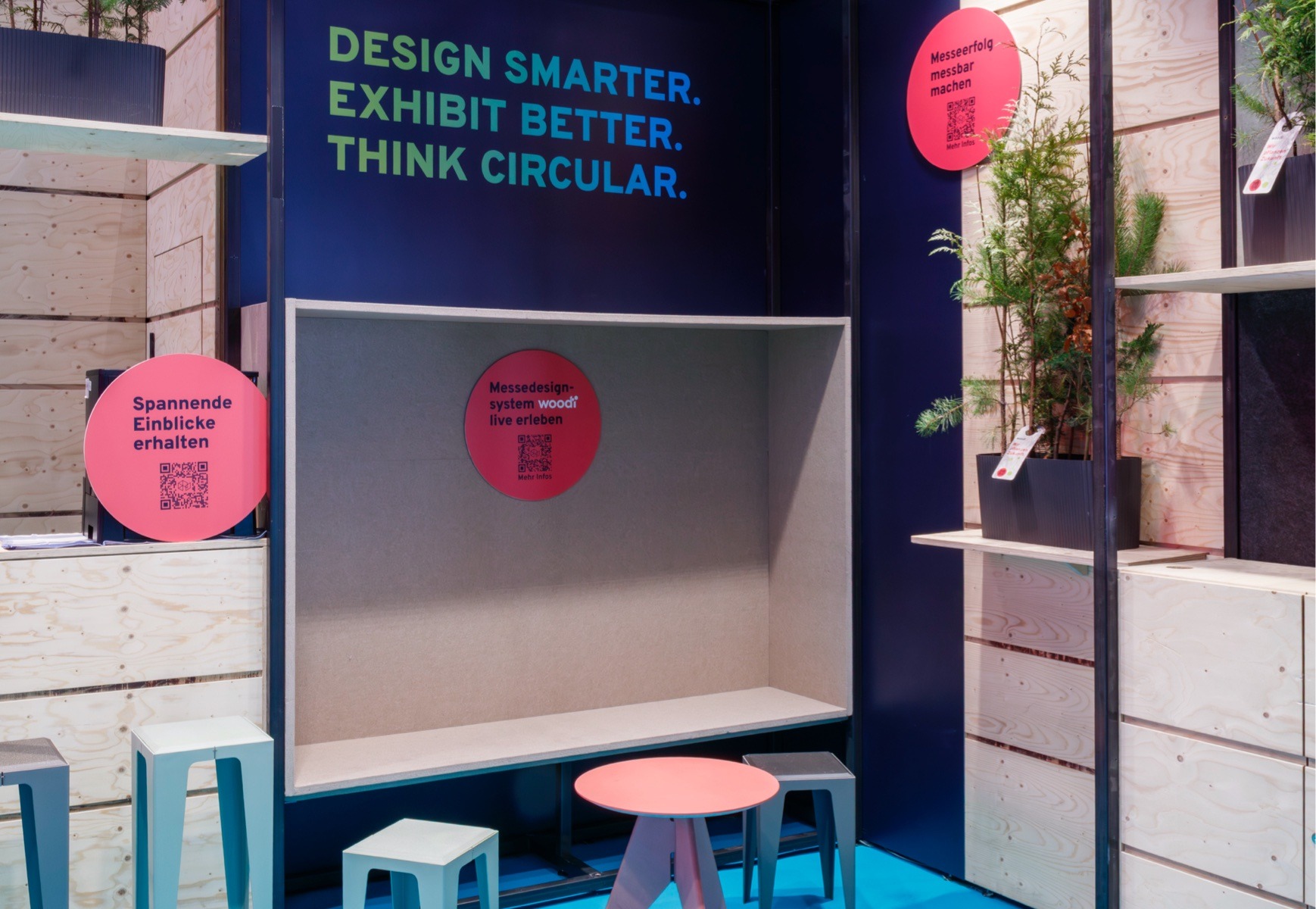 Systemstand meplan und woodï auf der Euroshop 2026, Großflächengrafiken, Sitznische, Bubbles mit Informationen