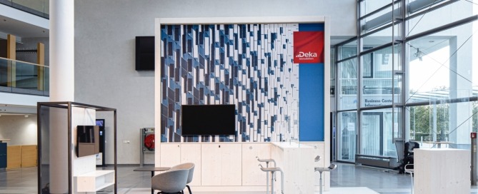 Systemstand für Deka mit Sitzelementen, Screens und Empfangstheke