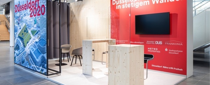 Systemstand Düsseldorf auf der Expo Real 2020, Stehtisch, Empfangstheke, Großflächengrafiken
