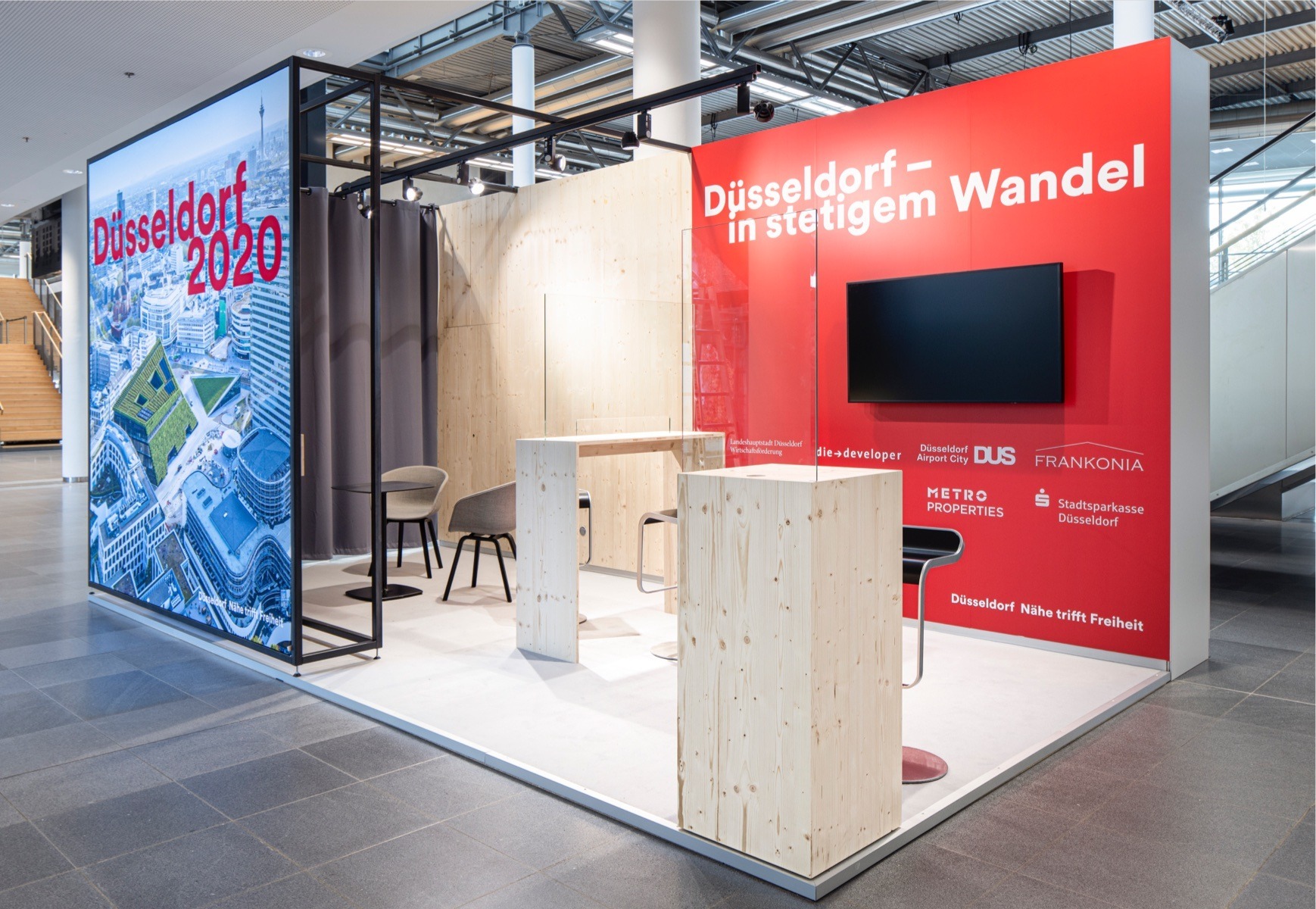 Systemstand Düsseldorf auf der Expo Real 2020, Stehtisch, Empfangstheke, Großflächengrafiken
