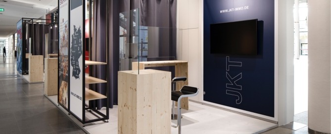 Systemstand JKT auf der Expo Real 2020, Stehtisch, Empfangstheke, Großflächengrafiken