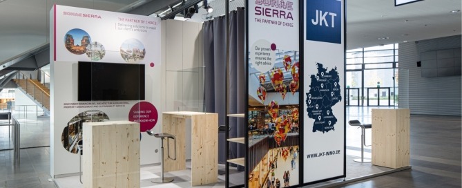 Systemstand Sonae Sierra auf der Expo Real 2020, Stehtisch, Empfangstheke, Großflächengrafiken