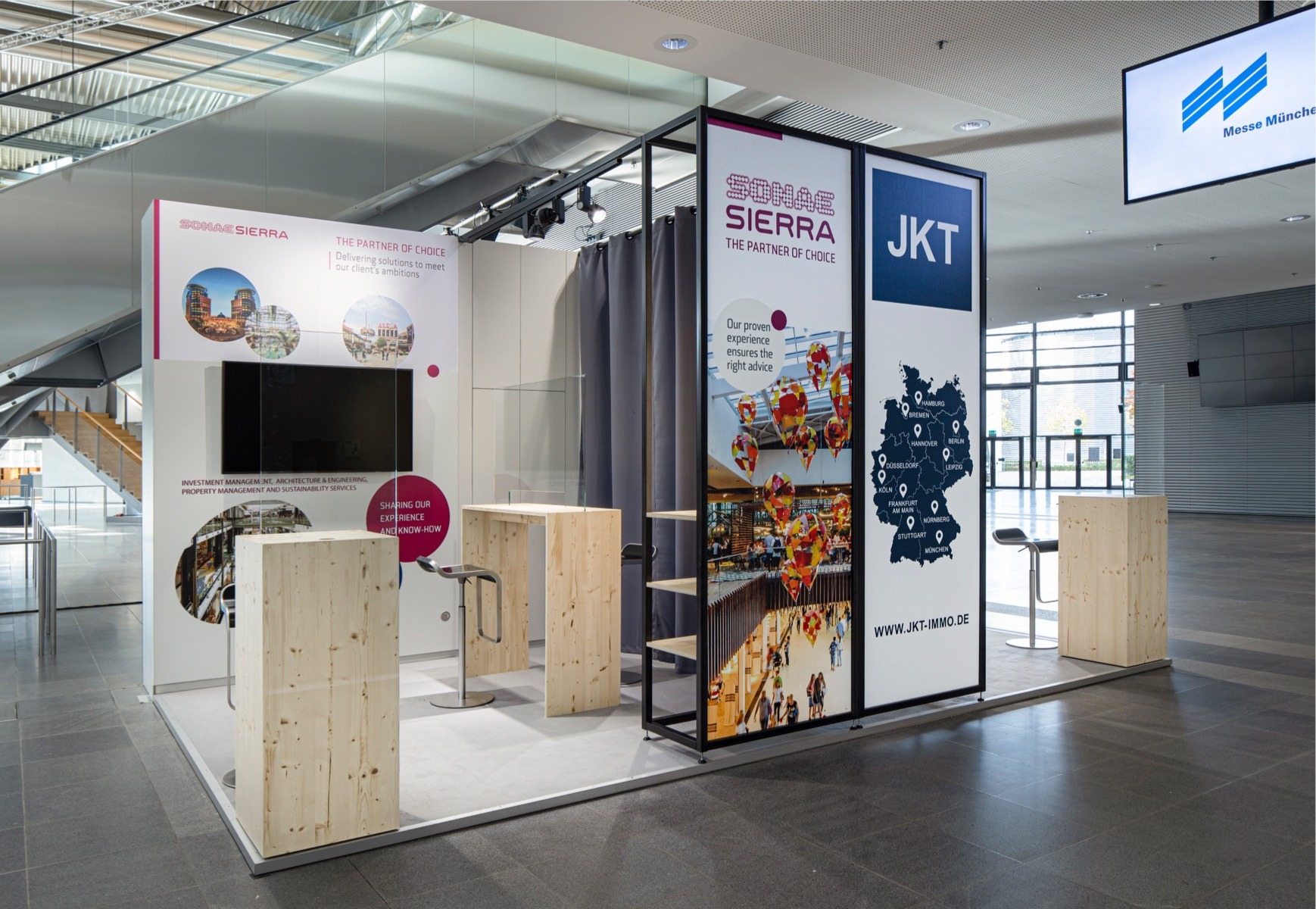 Systemstand Sonae Sierra auf der Expo Real 2020, Stehtisch, Empfangstheke, Großflächengrafiken