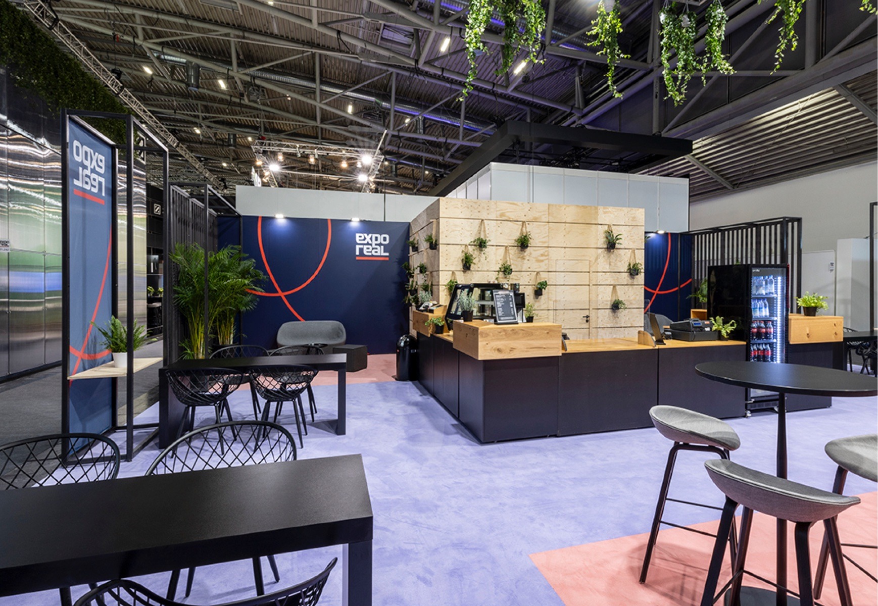 Gastrofläche für die Expo Real 2024, Tische und Stühle, Raumtrenner zum Gang mit Stoffbespannung, Bar