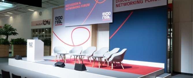 Podium für Diskussion exporeal 2024 mit Standpult und Screen