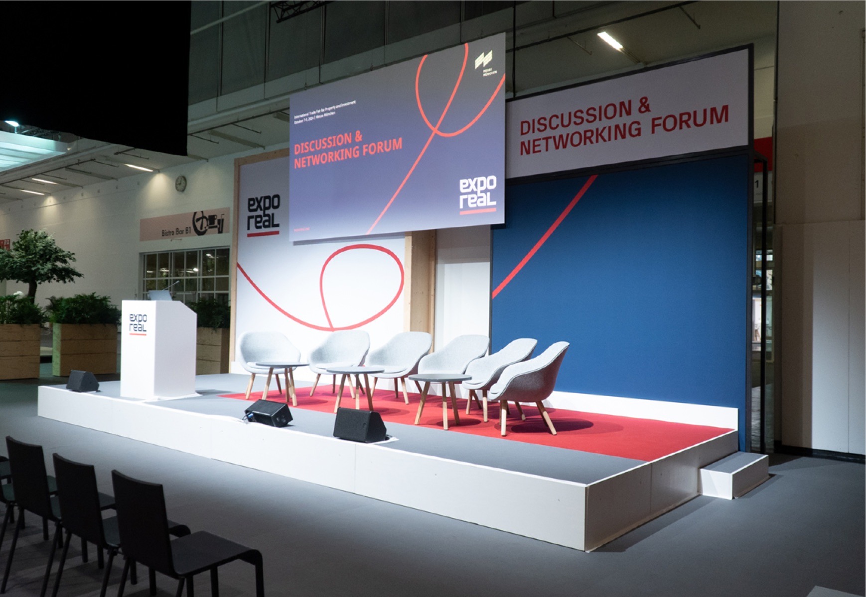 Podium für Diskussion exporeal 2024 mit Standpult und Screen