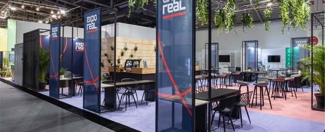 Gastrofläche für die Expo Real 2024, Tische und Stühle, Raumtrenner zum Gang mit Stoffbespannung