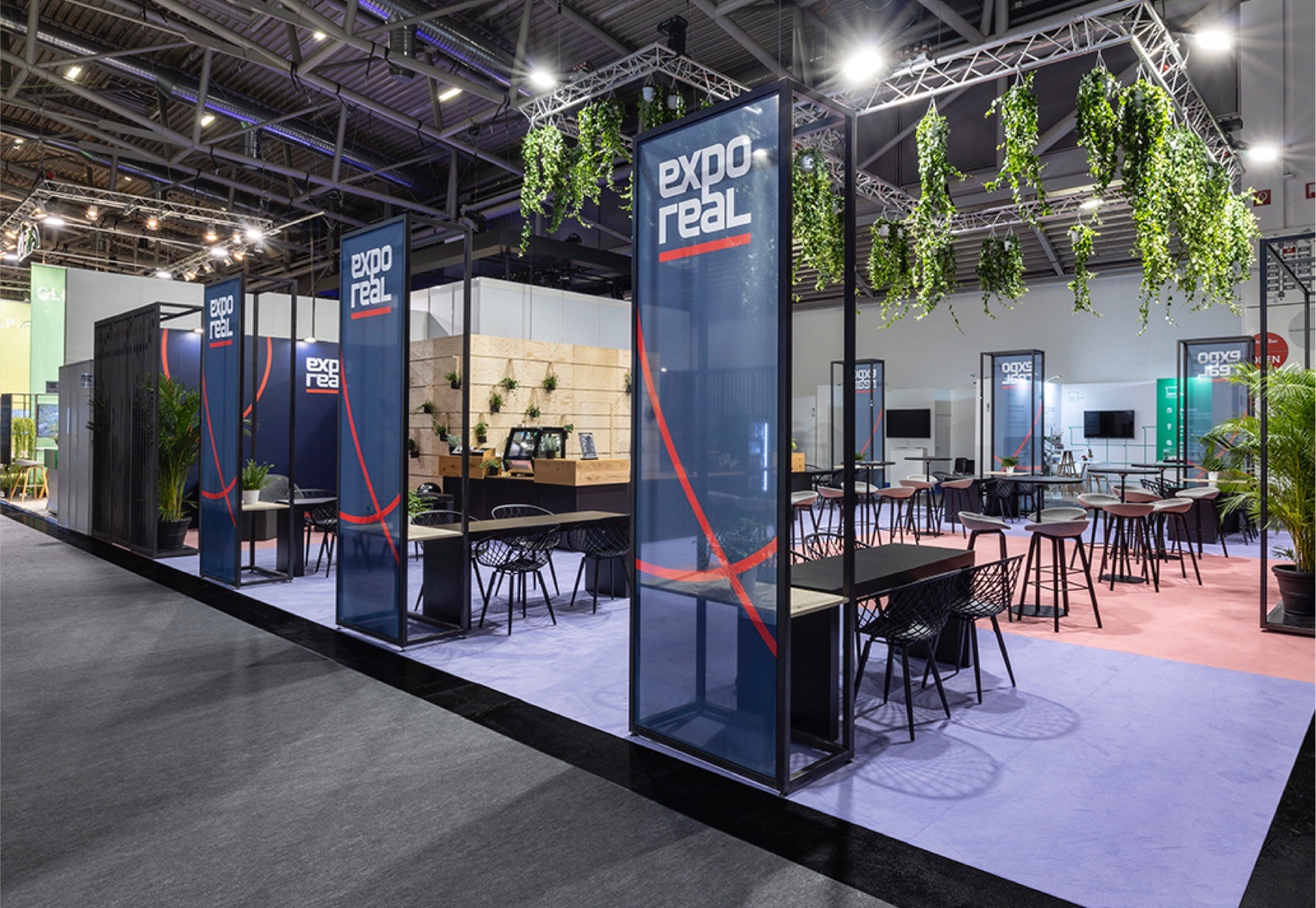 Gastrofläche für die Expo Real 2024, Tische und Stühle, Raumtrenner zum Gang mit Stoffbespannung