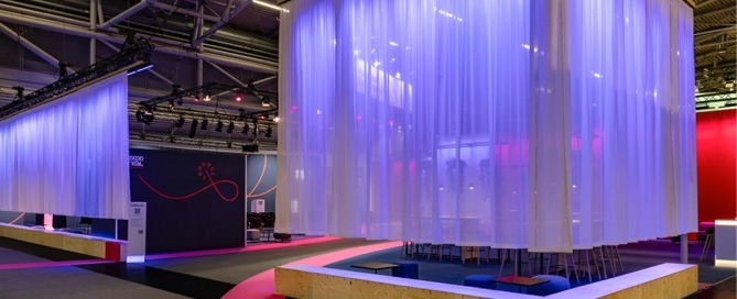 Aussenansicht mit Trennvorhängen für Forum exporeal 2025