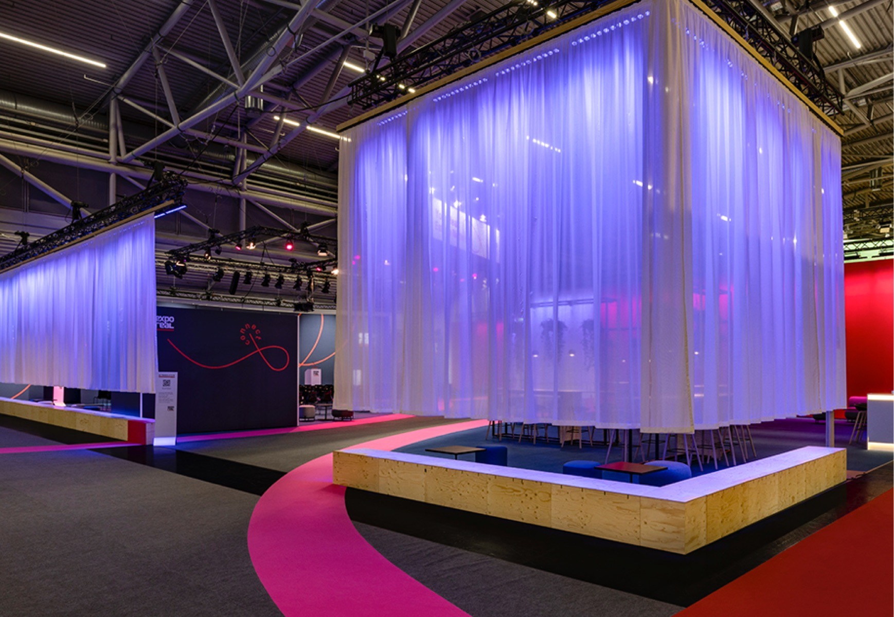 Aussenansicht mit Trennvorhängen für Forum exporeal 2025