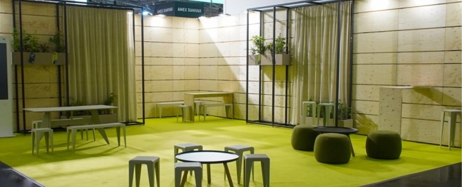 Lounge mit Tischen, Stühlen und Hockern für die IFAT 2024