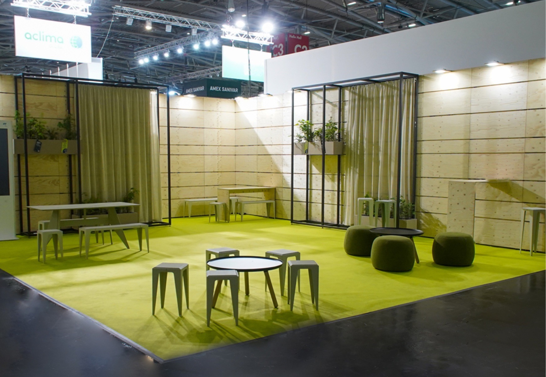 Lounge mit Tischen, Stühlen und Hockern für die IFAT 2024