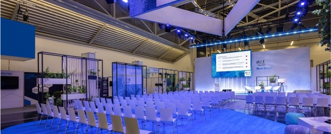 Forum mit Bühne und Stuhlreihen, Look & Feel Blau