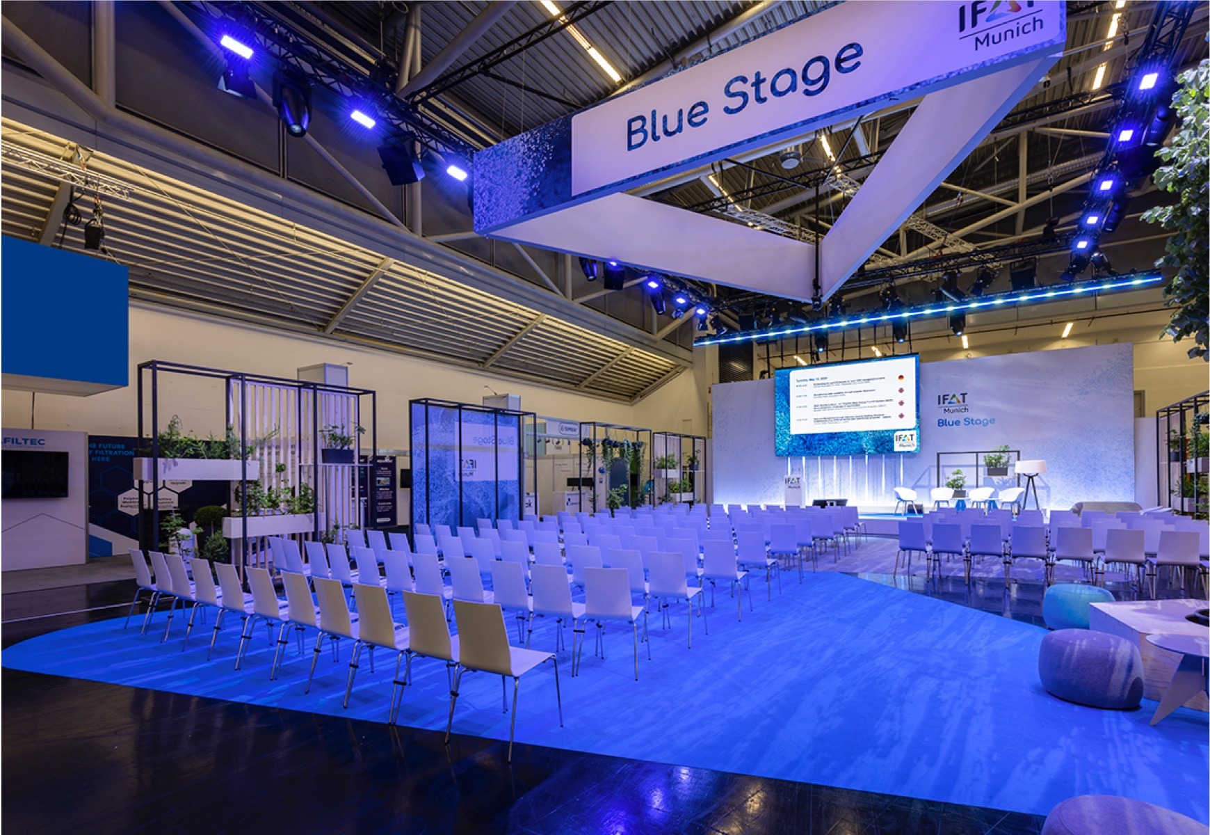 Forum mit Bühne und Stuhlreihen, Look & Feel Blau