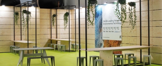 Lounge mit Tischen und Stühlen für die IFAT 2024