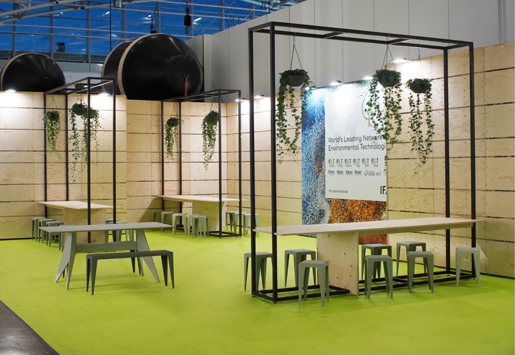 Lounge mit Tischen und Stühlen für die IFAT 2024