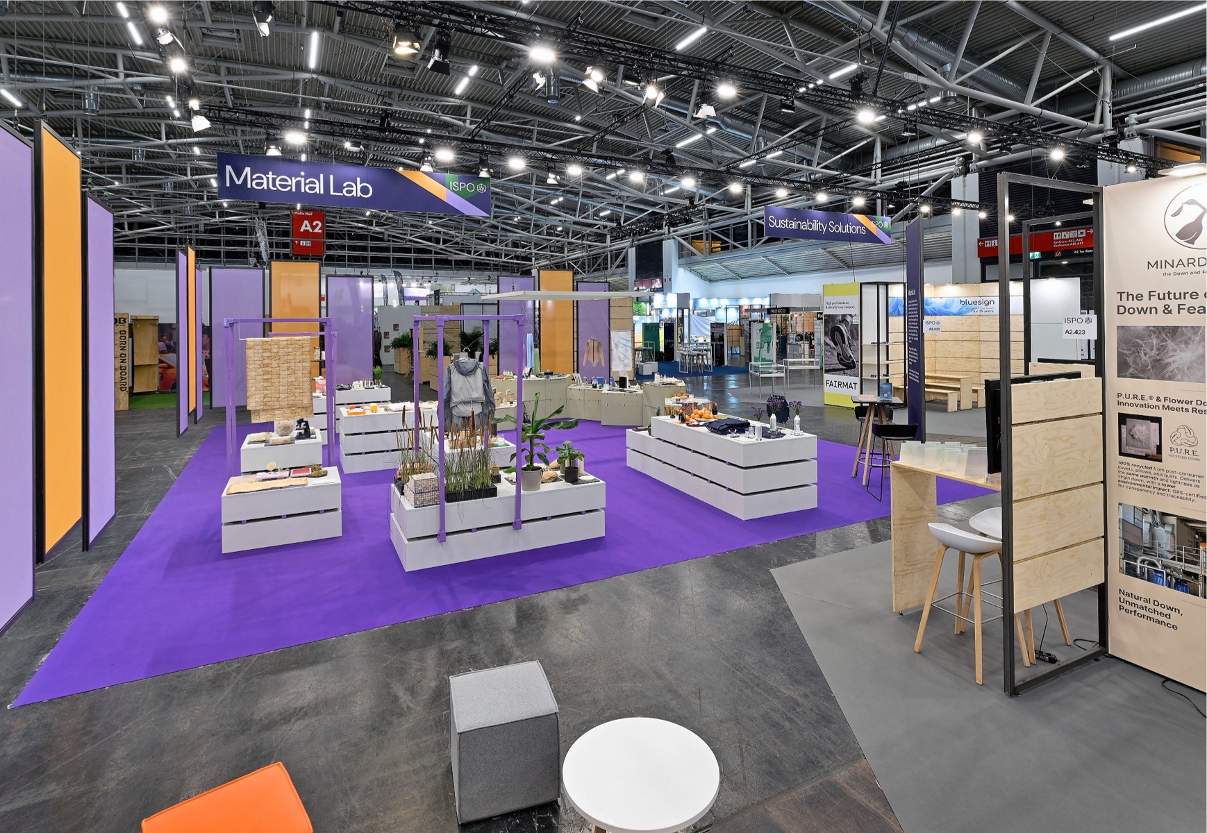 Raumkonzept ISPO Munich 2025, Produktträger, Trennwände mit Stoff, Farbkonzept