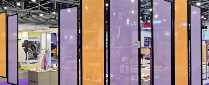 Raumkonzept ISPO Munich 2025, Produktträger, Trennwände mit Stoff, Farbkonzept