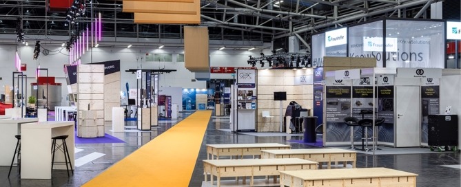 Raumkonzept Laser World of Photonics 2023, Aufenthaltsbereich mit Bänken