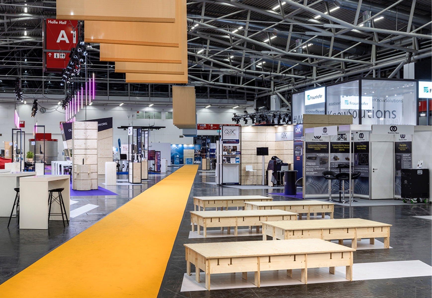 Raumkonzept Laser World of Photonics 2023, Aufenthaltsbereich mit Bänken
