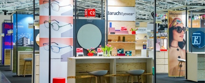 Systemstand Baruch Eyewear auf der Opti 2026, Stehtisch mit Dekoraktion