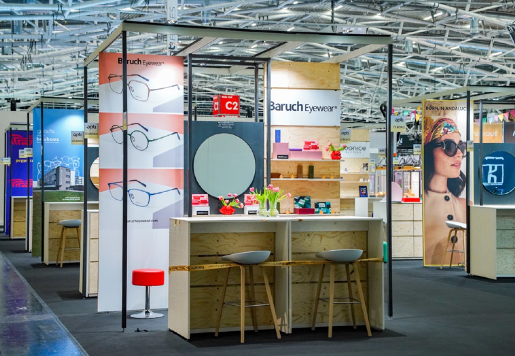 Systemstand Baruch Eyewear auf der Opti 2026, Stehtisch mit Dekoraktion