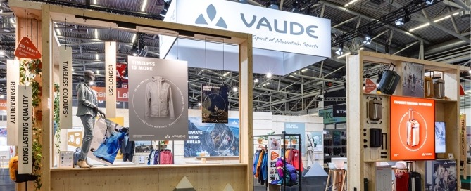 Systemstand Vaude auf der OutDoor by ISPO 2024, Aussenansicht mit Rahmen und Grafiken