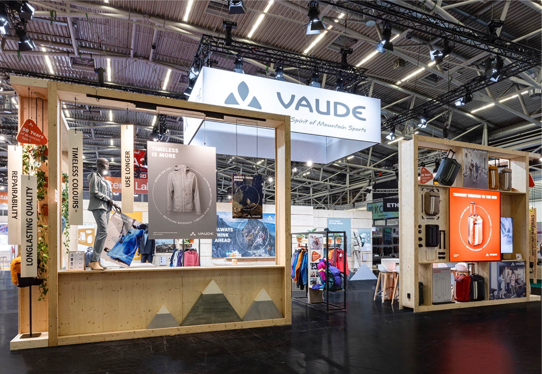 Systemstand Vaude auf der OutDoor by ISPO 2024, Aussenansicht mit Rahmen und Grafiken