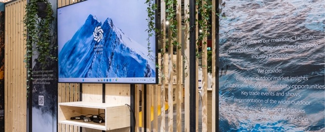 Systemstand Vaude auf der OutDoor by ISPO 2024, Wandelement mit Display und Großflächenplakat