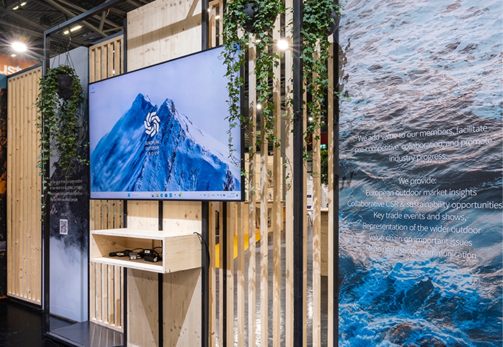 Systemstand Vaude auf der OutDoor by ISPO 2024, Wandelement mit Display und Großflächenplakat