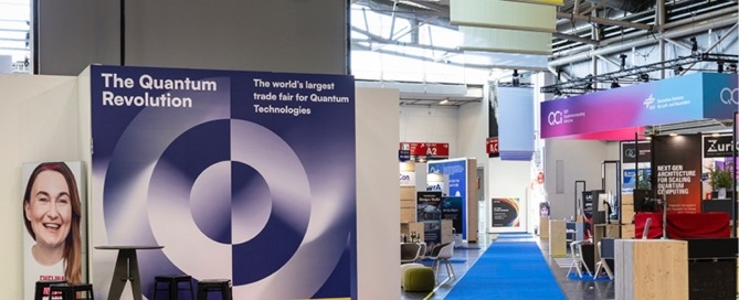 Raumkonzept World of Quantum 2025, Verkehrswege, Leitung mit farbigen Teppichen