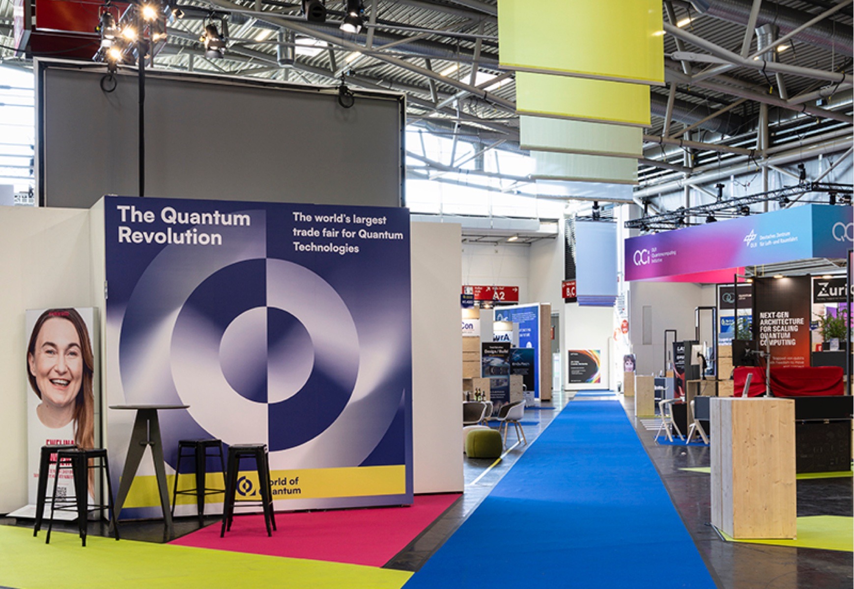 Raumkonzept World of Quantum 2025, Verkehrswege, Leitung mit farbigen Teppichen